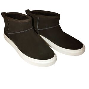 NWOT UGG Unisex Black Alameda Mini Boots